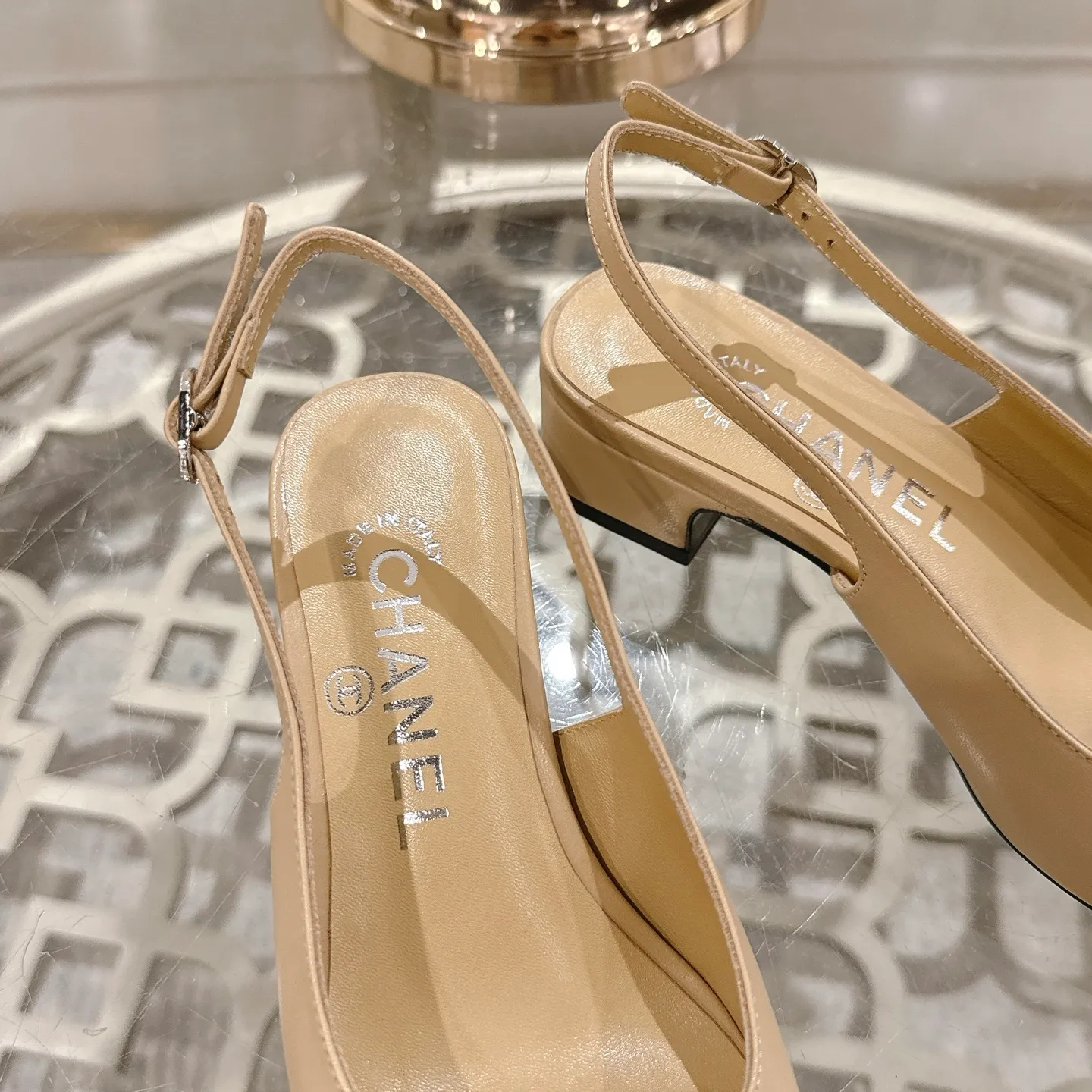 💕💕Factory direct selling price p540💕💕Chanel 2025SS spring and summer new double C button Mary Jane🆕Xiao Xiang𝐂Jia's beautiful Mary Jane sandals are so sweet that they are so beautiful that they have a round square toe design. Cute and cute ~ metal/button logo. The appearance is super online. When worn, it looks like a wealthy daughter. I thought it was good-looking. Only when you put it on your feet will you know how easy it is to wear~ Upper: Customized lambskin Lining: Sheepskin Outsole: Genuine leather outsole imported from Italy Size number: 35-42 (40.41.42 customization is non-refundable) Packaging: The latest gift box packaging at the counter